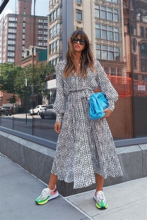 Vestido com tênis: como usar +40 Inspirações .